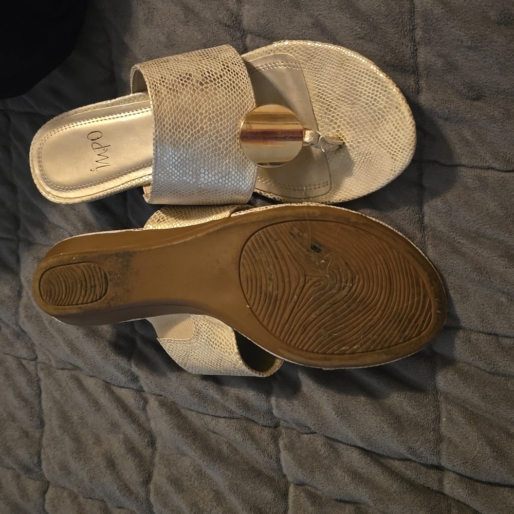 Gold sandels - Picture 3 of 3
